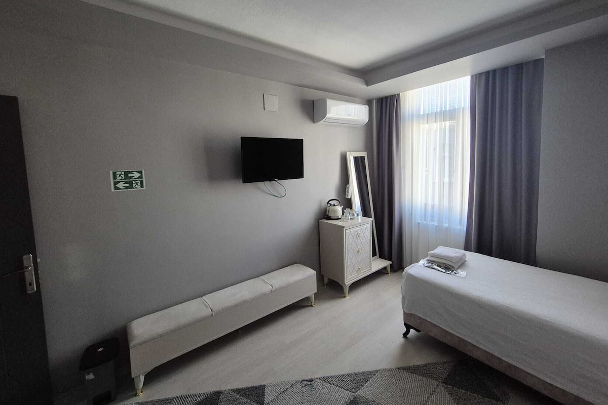 Habitación económica | 1 habitación, escritorio y espacio para trabajar con laptop