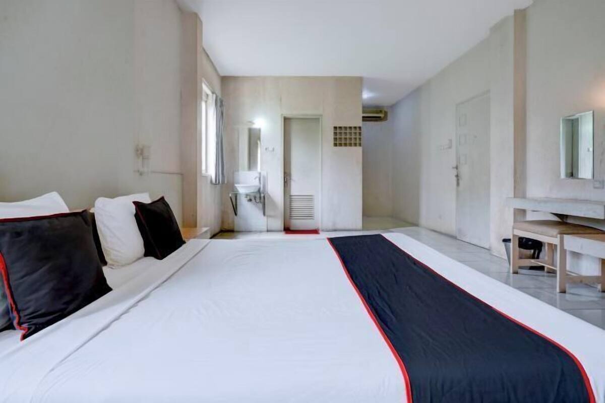 1 bedroom, premium bedding, desk, free WiFi