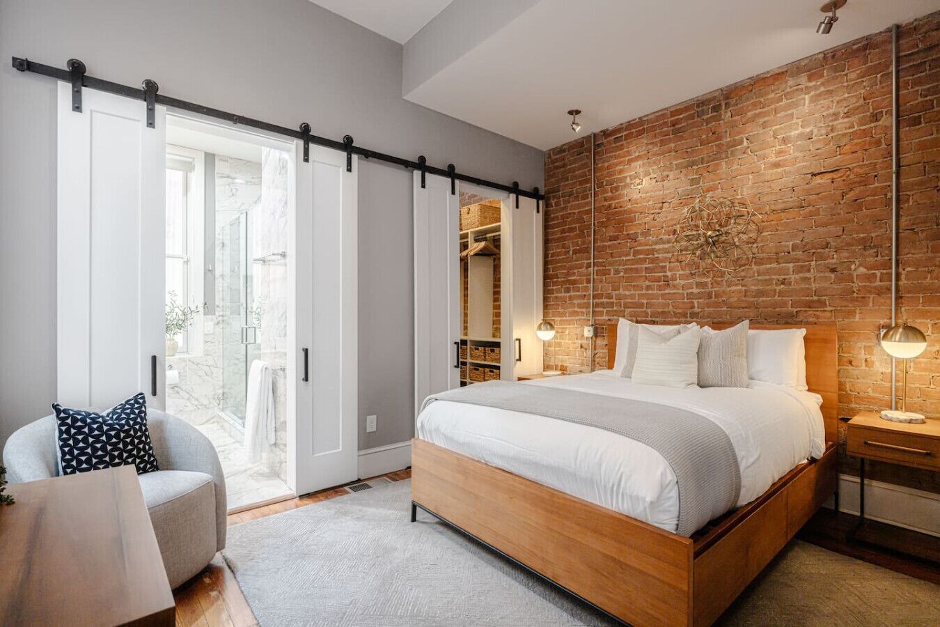 4 habitaciones, escritorio, tabla de planchar con plancha y wifi 