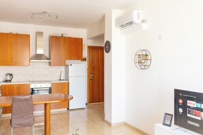 Fridge, oven, stovetop, electric kettle