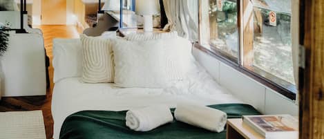 1 bedroom, desk, WiFi, bed sheets