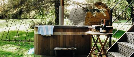 Outdoor spa tub
