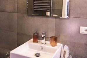 Dusch, hårtork, bidé och handdukar