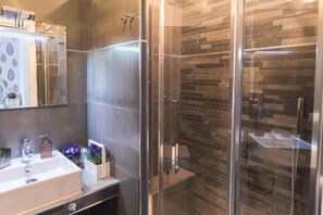 Douche, sèche-cheveux, bidet, serviettes fournies