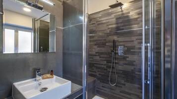 Regadera, secadora de cabello, bidet, toallas