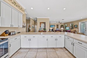 Kühlschrank, Mikrowelle, Herdplatte, Geschirrspüler