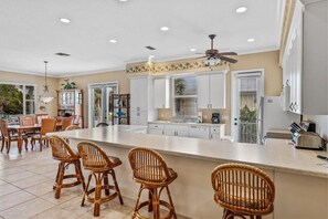 Kühlschrank, Mikrowelle, Herdplatte, Geschirrspüler