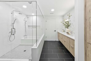 Douche, sèche-cheveux, serviettes fournies, shampoing