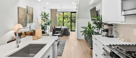 冷蔵庫、電子レンジ、オーブン、コンロ