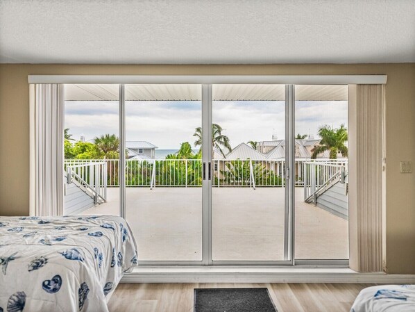4 bedrooms, desk, iron/ironing board, free WiFi - 2740 Shore Ln - 1 block to the peach - Pet Friendly! Large Home (Boca Grande)