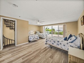 4 bedrooms, desk, iron/ironing board, free WiFi - 2740 Shore Ln - 1 block to the peach - Pet Friendly! Large Home (Boca Grande)