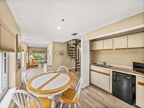 Dining - 2740 Shore Ln - 1 block to the peach - Pet Friendly! Large Home (Boca Grande)