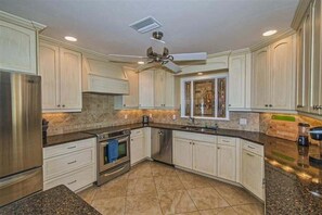 冰箱、微波炉、烤箱、炉灶