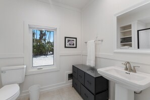 Shower, towels - 2973 Shore Ln - 4 Bedroom - Beachfront Home (Boca Grande)