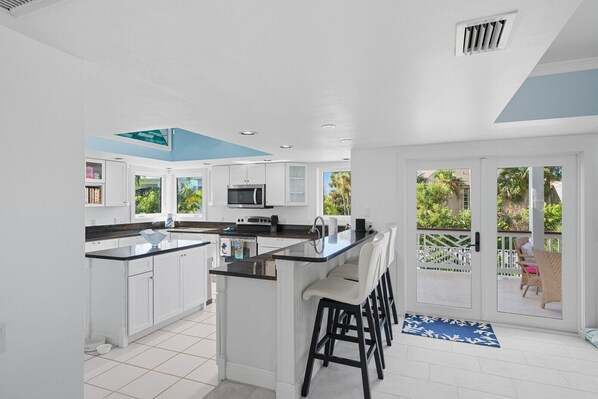 Fridge, microwave, stovetop, dishwasher