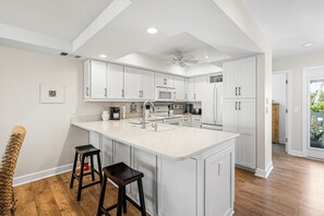 Geladeira, micro-ondas, cooktop, lava-louças