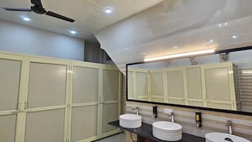 Dusj, toalettartikler (inkludert), hårføner og håndklær