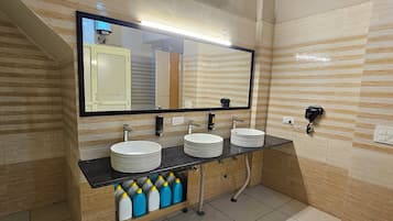 Dusche, kostenlose Toilettenartikel, Haartrockner, Handtücher