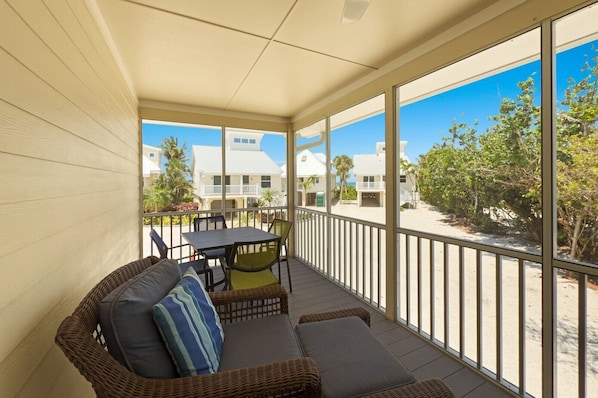 Property grounds - Woodwind Beach 11 | Pet Friendly |  Beachfront | Community Pool | Sleeps 6 (Boca Grande)