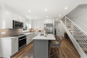 Fridge, microwave, stovetop, dishwasher