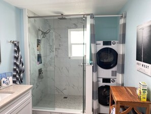 Dusche, Haartrockner, Handtücher