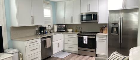 Kühlschrank, Mikrowelle, Herdplatte, Geschirrspüler