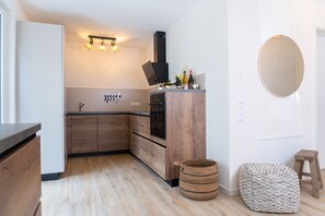 Fridge, microwave, oven, stovetop - Apartment Leni (Gottenheim)