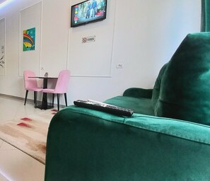 Deluxe Studio, Courtyard View | Living area