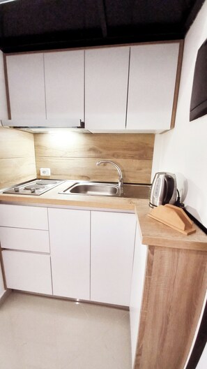 Private kitchen - Isabel Rooms & Apartments (Tirana)
