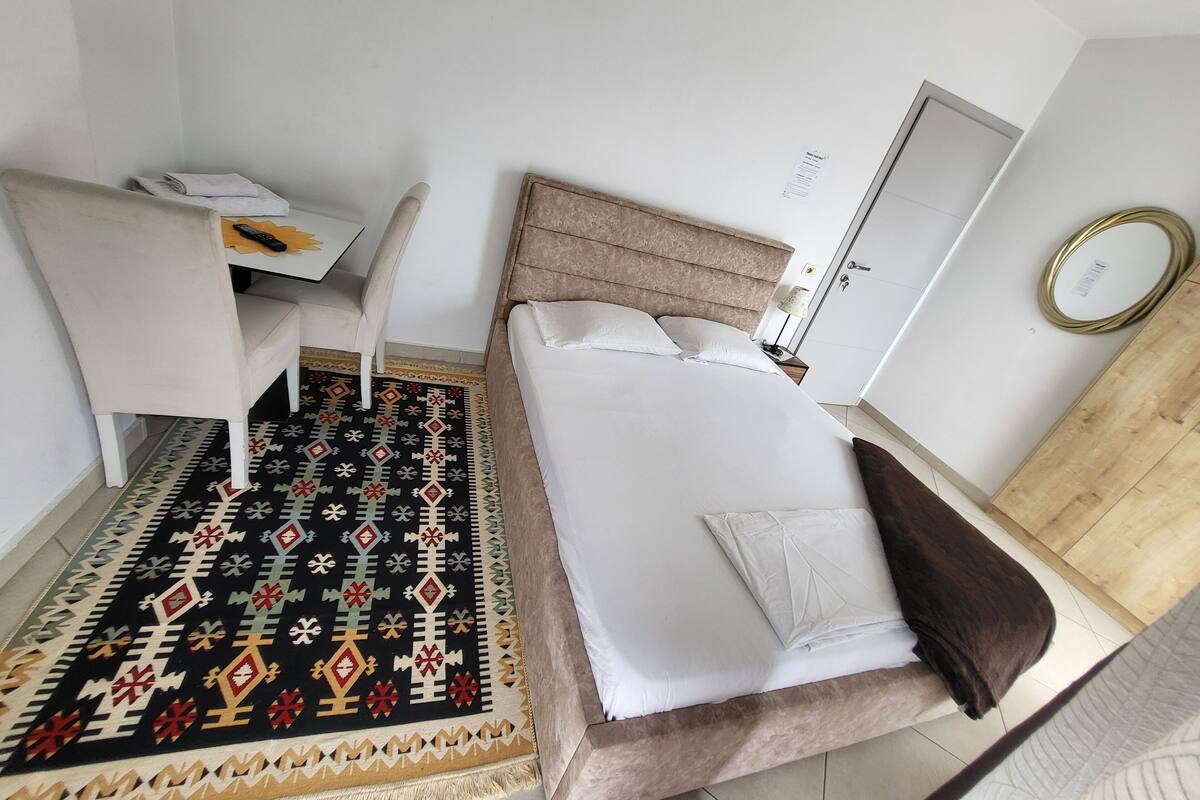 Kamar Double Basic, pemandangan kota | Meja kerja, kedap suara, setrika/meja setrika, dan Wi-Fi gratis