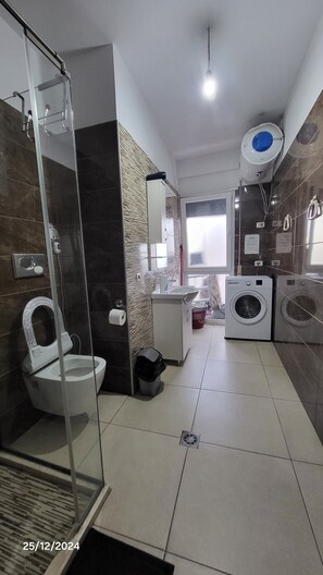 Kostenlose Toilettenartikel, Haartrockner, Seife, Shampoo