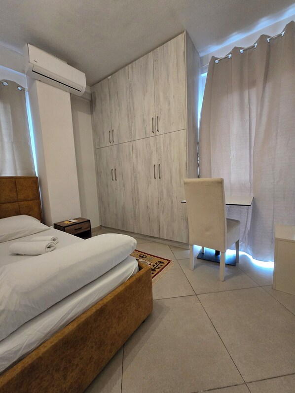 Desk, soundproofing, iron/ironing board, free WiFi - Isabel Rooms & Apartments (Tirana)