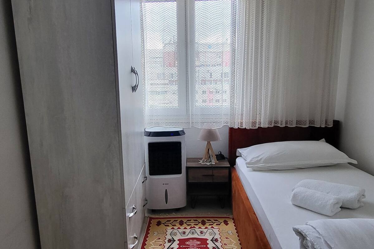 Kamar Single Basic, pemandangan kota | Meja kerja, kedap suara, setrika/meja setrika, dan Wi-Fi gratis