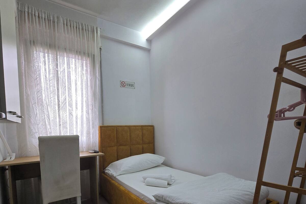 Kamar Single Basic, pemandangan kota | Meja kerja, kedap suara, setrika/meja setrika, dan Wi-Fi gratis