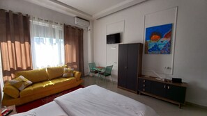 Standard Studio, Courtyard View | Living area
