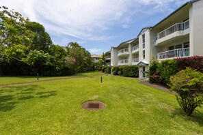 Exterior - Charming Spacious 2-Bedroom Getaway in Central Burleigh Heads (Gold Coast)