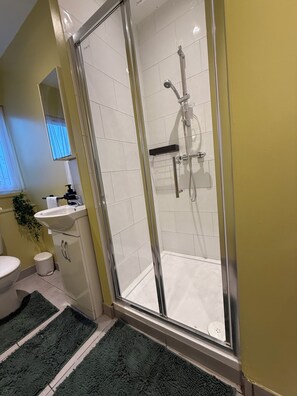 Douche, sĂšche-cheveux, serviettes fournies, savon