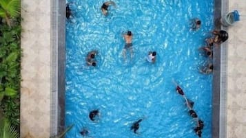 2 outdoor pools