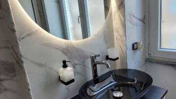 Dusche, Haartrockner, Bidet, Handtücher