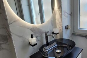 Shower, hair dryer, bidet, towels