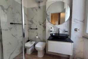 Dusch, hårtork, bidé och handdukar