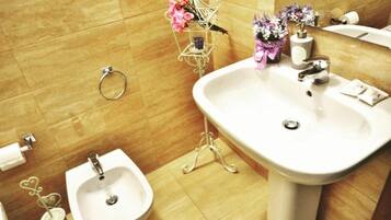 Regadera, secadora de cabello, bidet, toallas