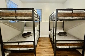 3 Schlafzimmer, Schreibtisch, Bügeleisen/Bügelbrett, Reisekinderbett