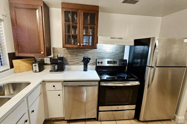 Fridge, microwave, oven, stovetop - Steps to Midtown Fun - Sleeps 9 (Atlanta)
