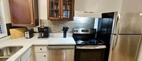 Geladeira, micro-ondas, fogão, cooktop