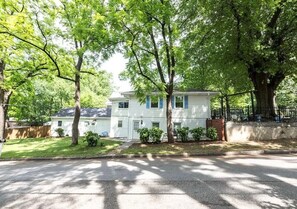 Exterior - Steps to Midtown Fun - Sleeps 9 (Atlanta)