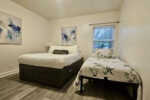 3 bedrooms, desk, iron/ironing board, travel crib - Steps to Midtown Fun - Sleeps 9 (Atlanta)