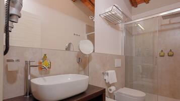 Shower, pengering rambut, handuk, dan sabun