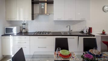 Kühlschrank, Mikrowelle, Ofen, Herdplatte