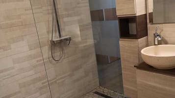 Doccia, asciugacapelli, bidet, asciugamani